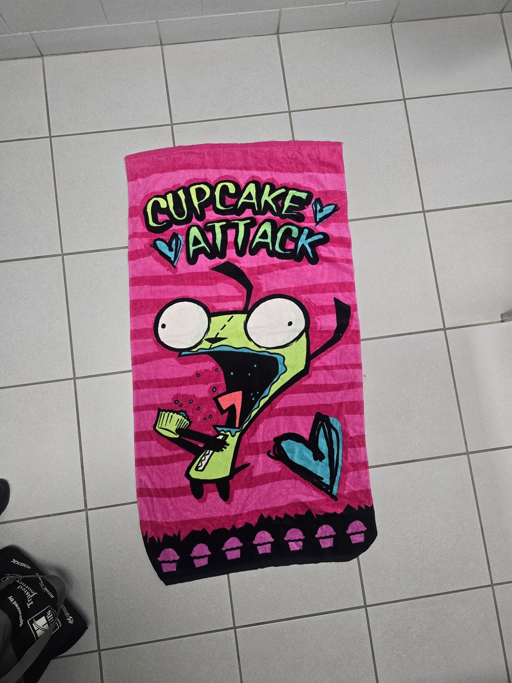 Vintage Y2K Invader Zim GIR Beach Towel Cupcake Attack Nickelodeon 2000s